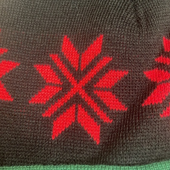 NWOT PINK Victoria’s Secret Snowflake PomPom Winter Knit Beanie Hat - Picture 2 of 6